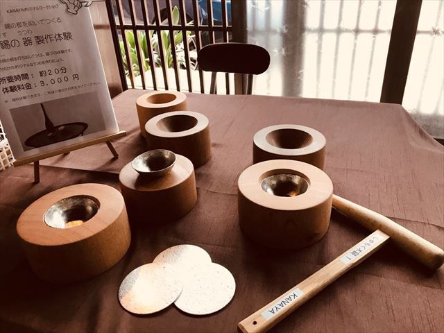 専用の木型に錫の板を入れて打ち出します。