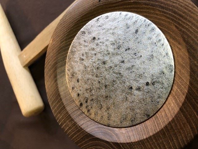 はじめは1枚の錫の板です。このあと打ち出ししていきます。