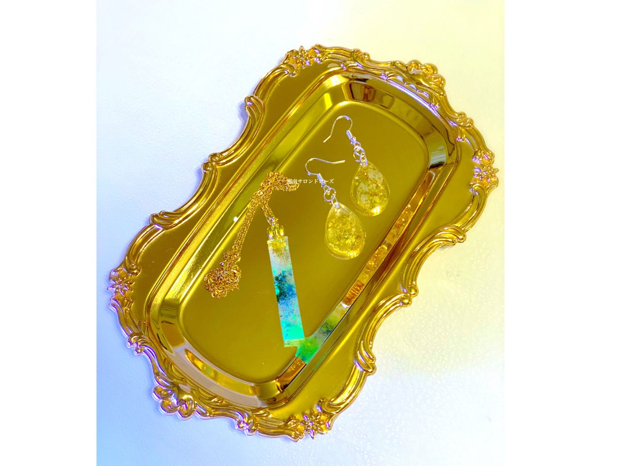 夜になると光る材料を使用されてアクセサリー体験。