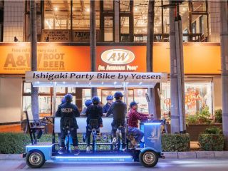 石垣島の市街地をパーティーバイクで走行