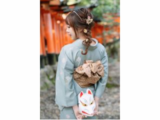 様々なバリエーションの着物を数多く取り揃えております♪ 確かな技術を持って、親切、丁寧なサービスをご提供いたします♪ 伏見稲荷大社まで徒歩5分以内♪