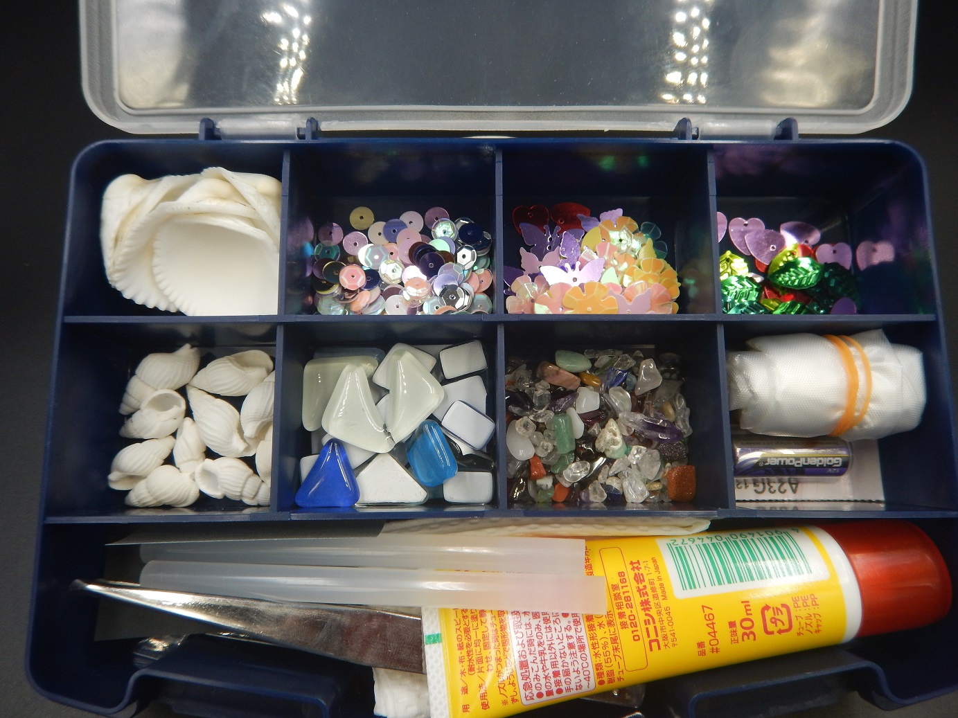 貝殻や天然石などで飾り付けします。