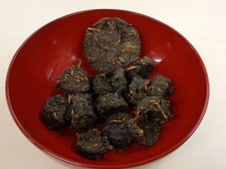 今の時代のお茶とは異なり、平安時代のお茶は固形でした