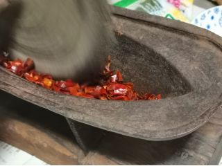 「薬研(やげん)」を使って刻んでいきます