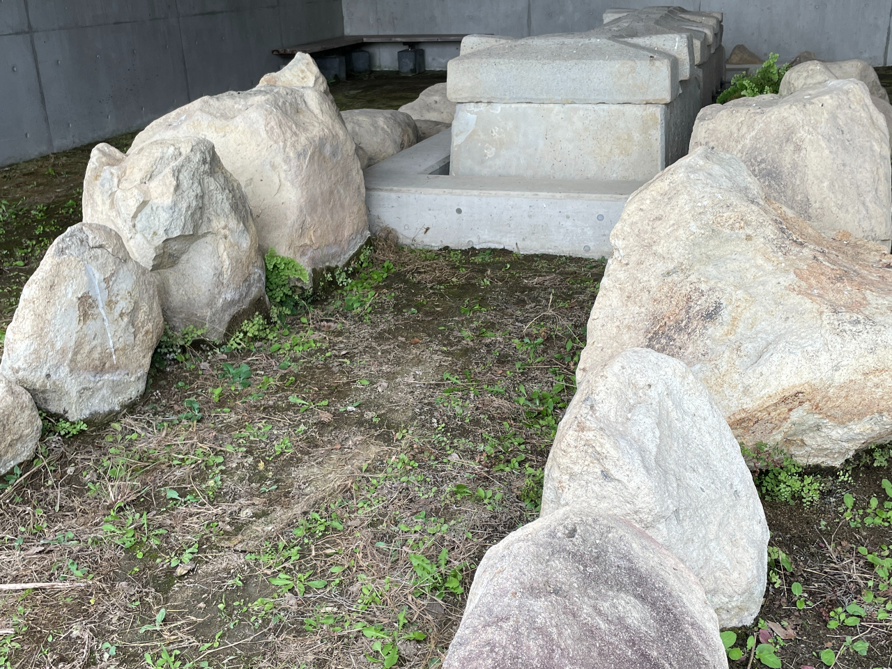 6世紀後半頃の実際の石棺に触ることができます