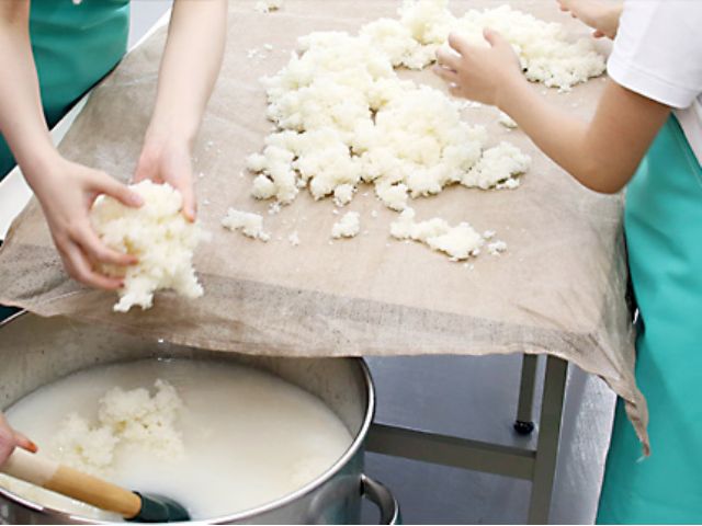 一日蔵人となって自分だけのお酒造り!発酵終了後(約3〜4週間後)、720ml×2本のお酒を来店または自宅で受け取れます(別途、送料必要)