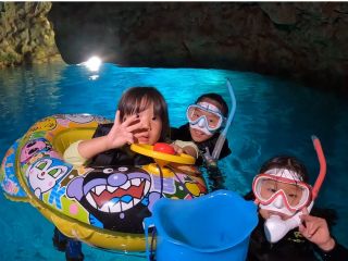 大人気の青の洞窟!2歳からご参加頂けます!小さなお子様はアンパンマン浮き輪でプカプカです!