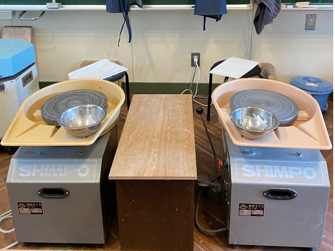 電動ロクロは一度に3名様まで体験できますので、お友達やご夫婦、ご家族同士でも、おひとり様でも楽しんで頂けます。