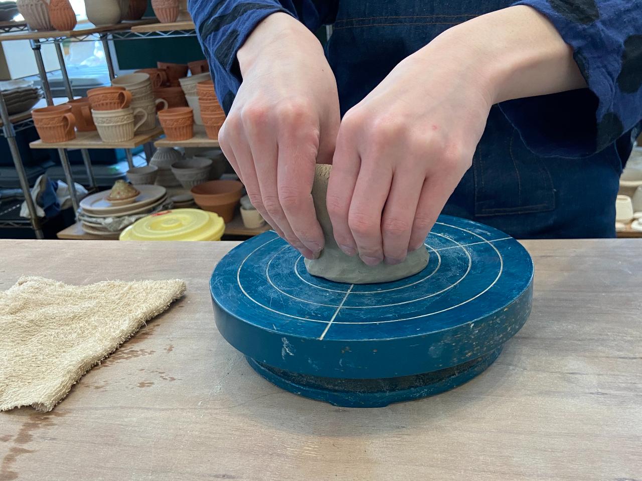 粘土をつまんで伸ばしながら、理想の形へ近付けていきます。