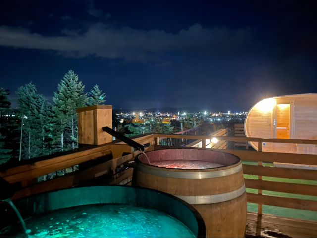 屋上ファミリーサウナ チロットテラス 夜