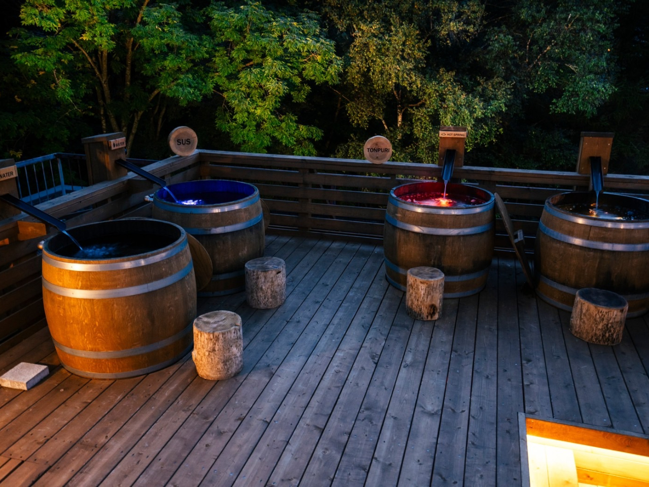 屋上ファミリーサウナ チロットテラス 水風呂樽2か所 源泉掛け流し樽2か所