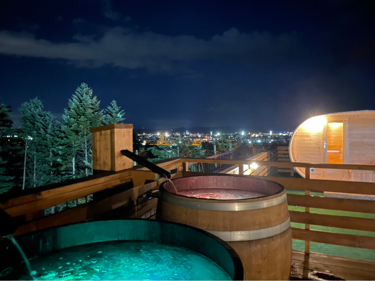 屋上ファミリーサウナ チロットテラス 夜