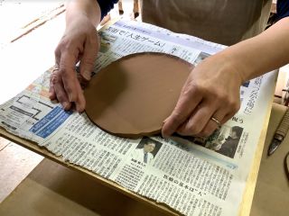 「たたら成形体験」規格サイズ内で板状のプレートを成形する体験です!オリジナル作品作りに挑戦してみませんか!体験可能人数は一度に1人〜10人体験できます。