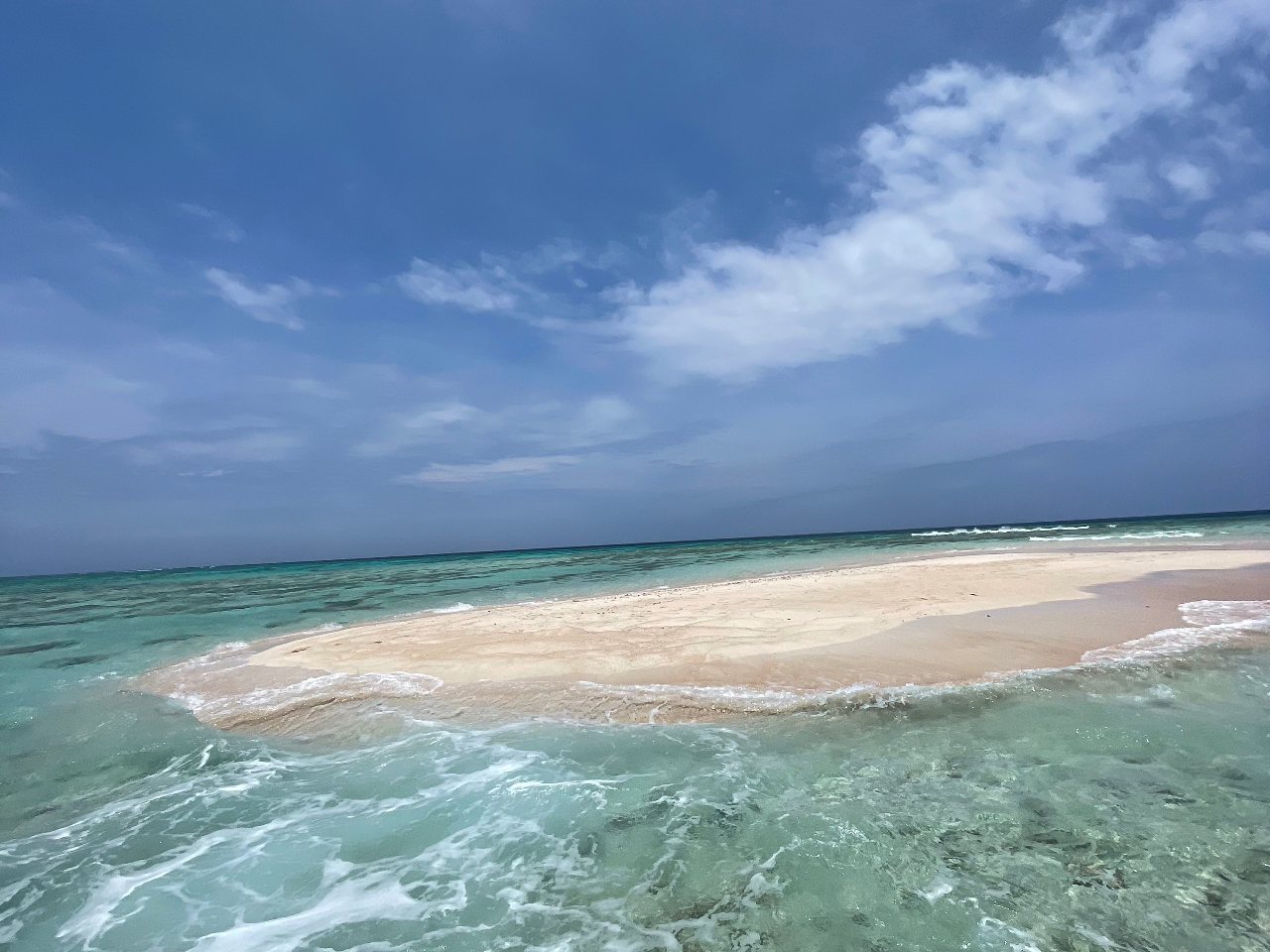 百合ヶ浜は、干潮時に現れる。