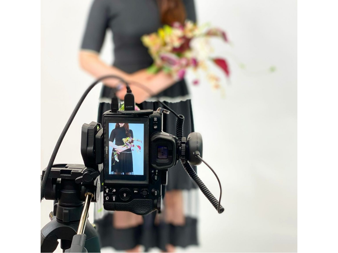 大型モニターを見ながら、リモコンを使って自由に撮影できます