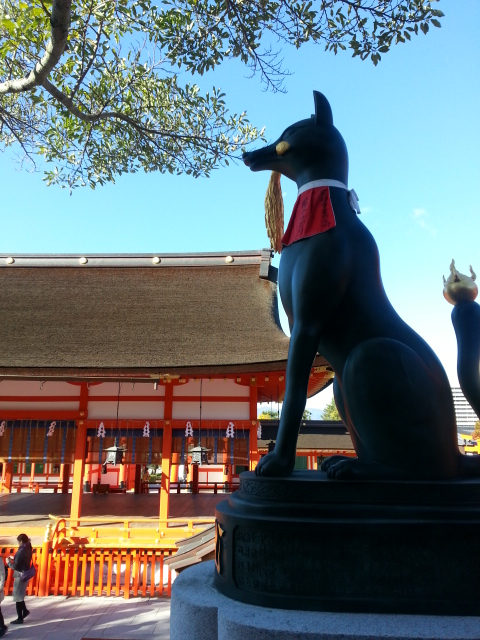 伏見稲荷大社では狛狐がお出迎え