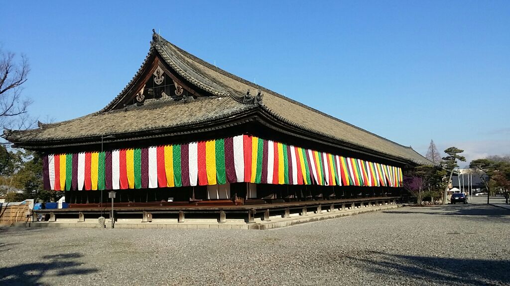 三十三間堂のお庭も必見です!