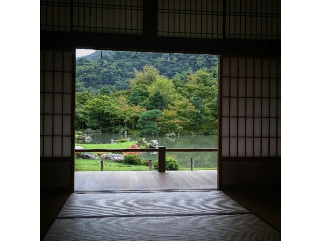 嵐山を借景にした天龍寺の美しさは必見!