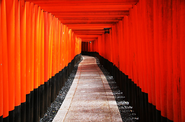 千本鳥居の中は摩訶不思議な空間です。