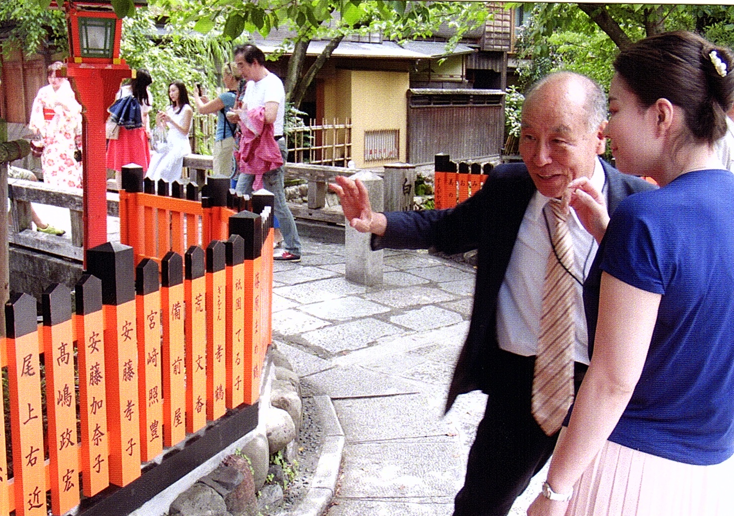 人気スポットの祇園巽橋で、頑張ってご案内しております!