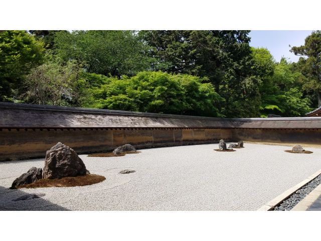 世界的に有名な石庭、竜安寺。昔、エリザベス女王も来られたとか!