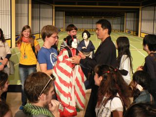 運がよければ人形に触れられる機会もあるかも!?