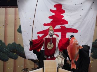 お正月期間1/2〜1/13の間、お正月バージョンのとっても縁起のよい戎舞「寿ぎ戎」をご覧頂けます!