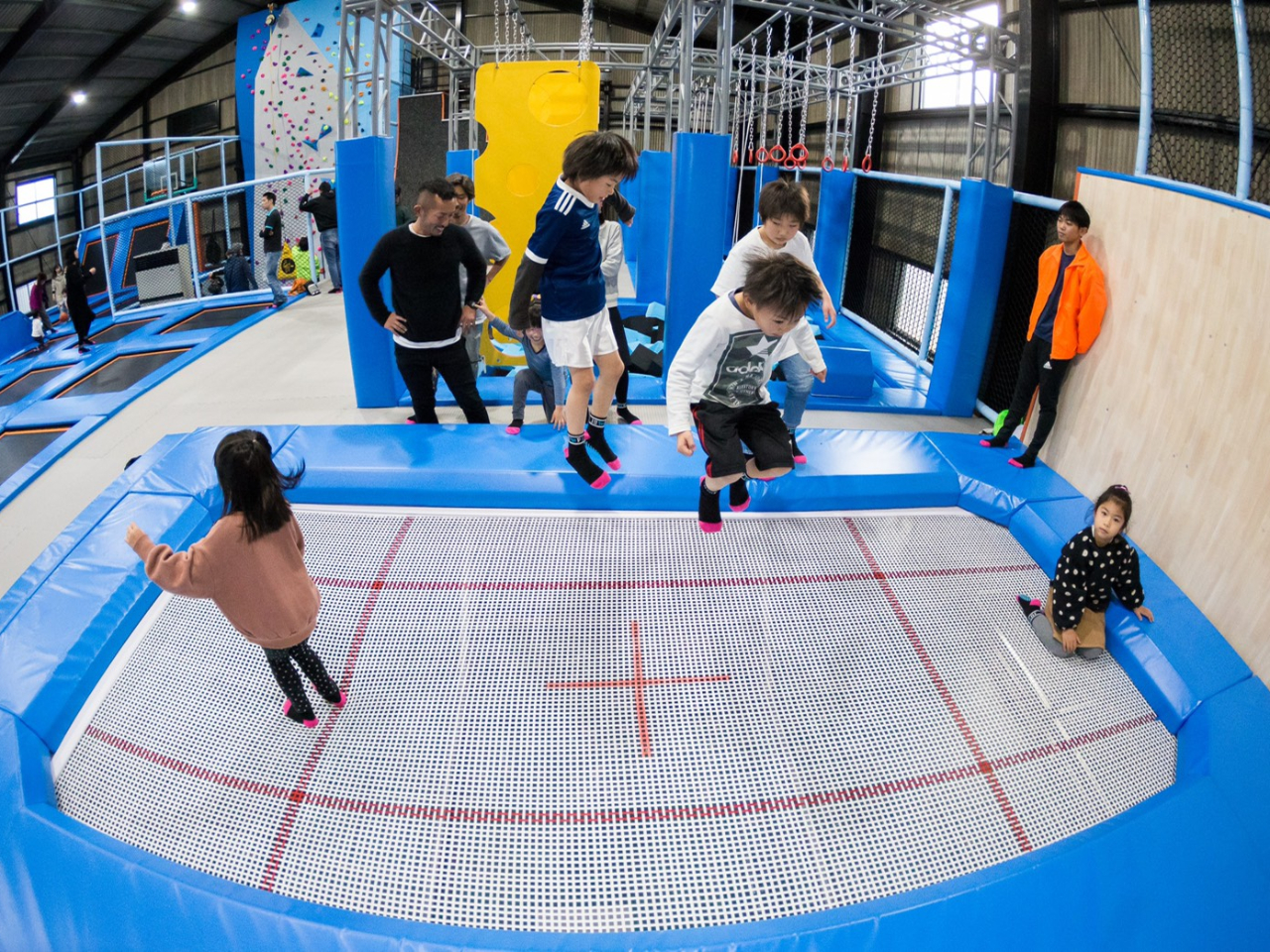 トランポリン アスレチック 60分間遊び放題 延長可能 スリル満点高さ９ｍのクライミングもあり Jump Lab じゃらん遊び体験