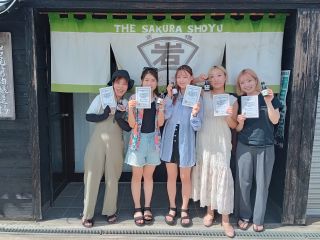 福井市観光マップ制作の為、駒沢女子大生の観光マーティングを学んでいる学生さんお店の前にて