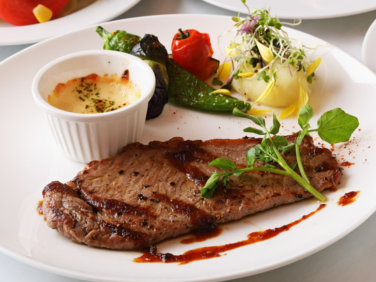 【君津・ランチハーフバイキング】【メイン・牛ロースステーキ】季節に合わせた和洋中...