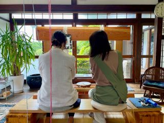 光と緑に包まれ、手仕事に没頭する贅沢。