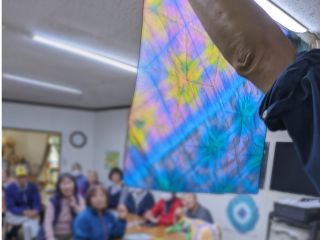 蒸気から出した後の途中お披露目タイム。糸を解いて現れる美しさに一番盛り上がる時間です。