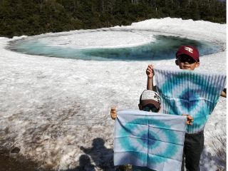 6月のみ、八幡平ドラゴンアイイメージ商品のハンカチに挑戦できます。*画像は地域限定販売商品「八幡平ドラゴンアイハンカチ」2200円。