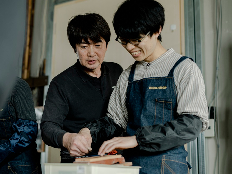 職人による砥石での刃付け指導