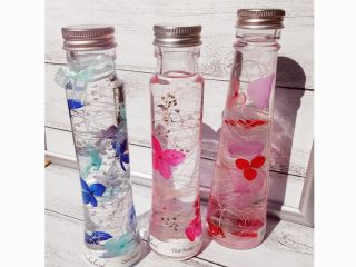 ハーバリウム作り お気に入りのお花で作る世界で一つのハーバリウム作り体験 認定講師しか使用できないハーバリウム液を使用 みずみずしく長持ちする ハーバリウムが特徴です Sun Smile じゃらん遊び体験 ハーバリウム作り お気に入りのお花で作る世界で一つのハーバリウム作り体験 認定講師しか使用できないハーバリウム液を使用 みずみずしく長持ちする ハーバリウムが特徴です Sun Smile じゃらん遊び体験