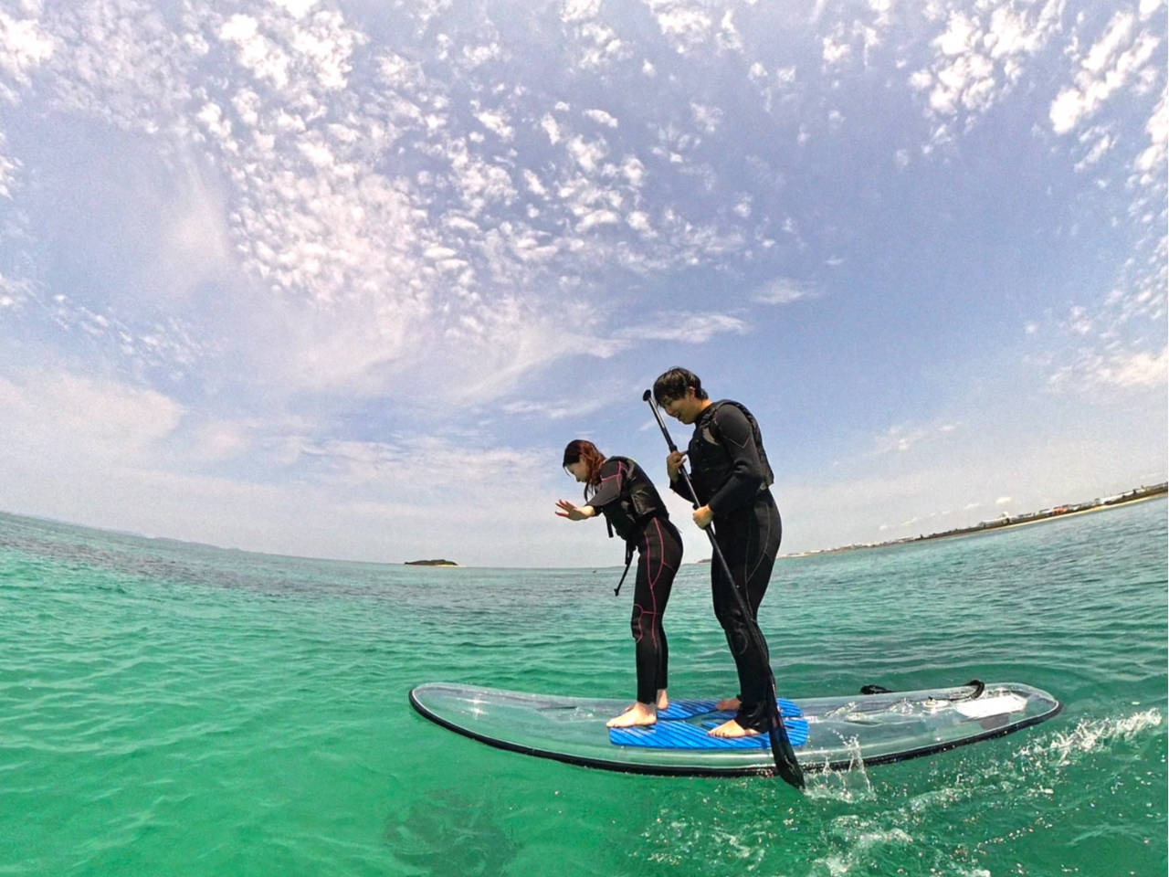 透明な海で遊ぶサップはサイコーですよ