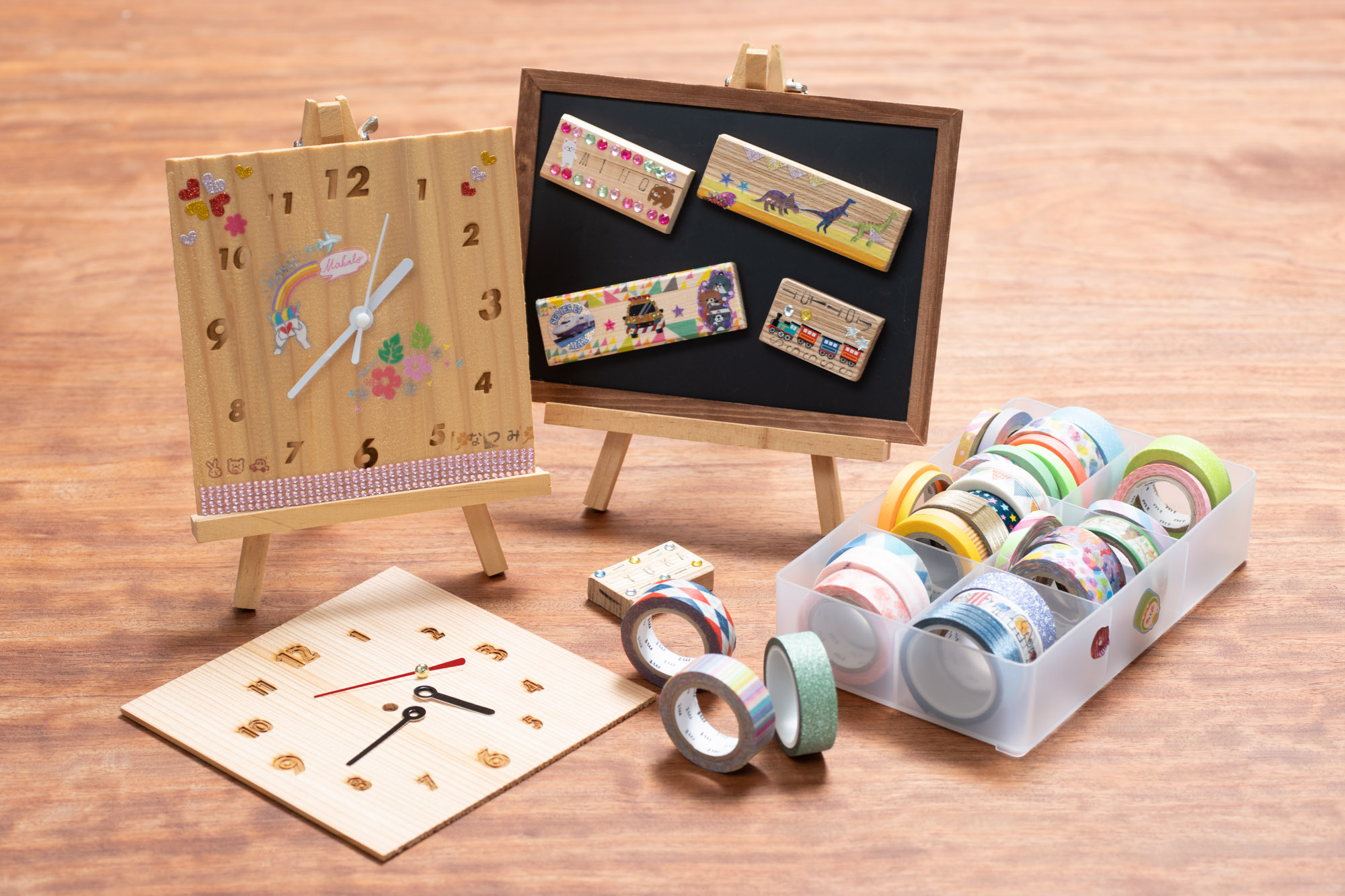 世界でひとつだけの作品が作れます!(木の時計・木のマグネットバーの例)マステ・スタンプなどで、自由にコラージュできます◎