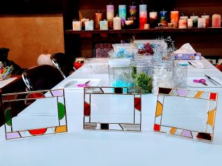 グラスアート体験 イギリス式ステンドグラス教室では皆さん思い思いのデザインで制作