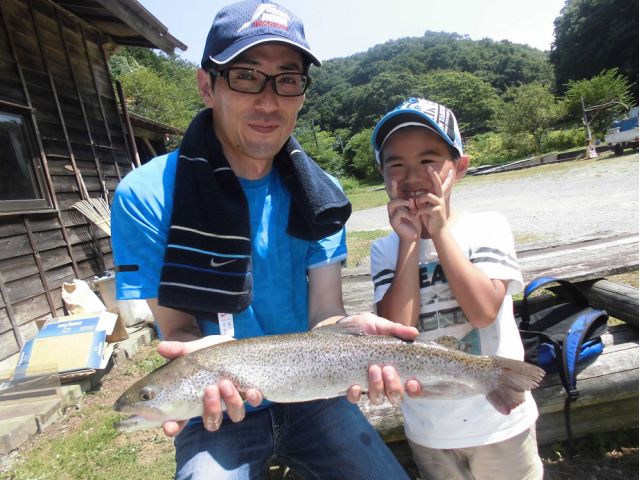 お子様でも簡単に釣れるので釣り体験がしっかり楽しめます♪