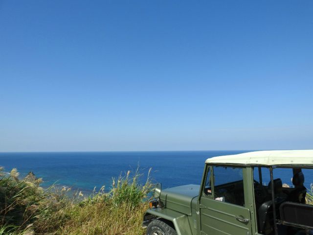 絶景ポイントへは4WDジープで向かいます。