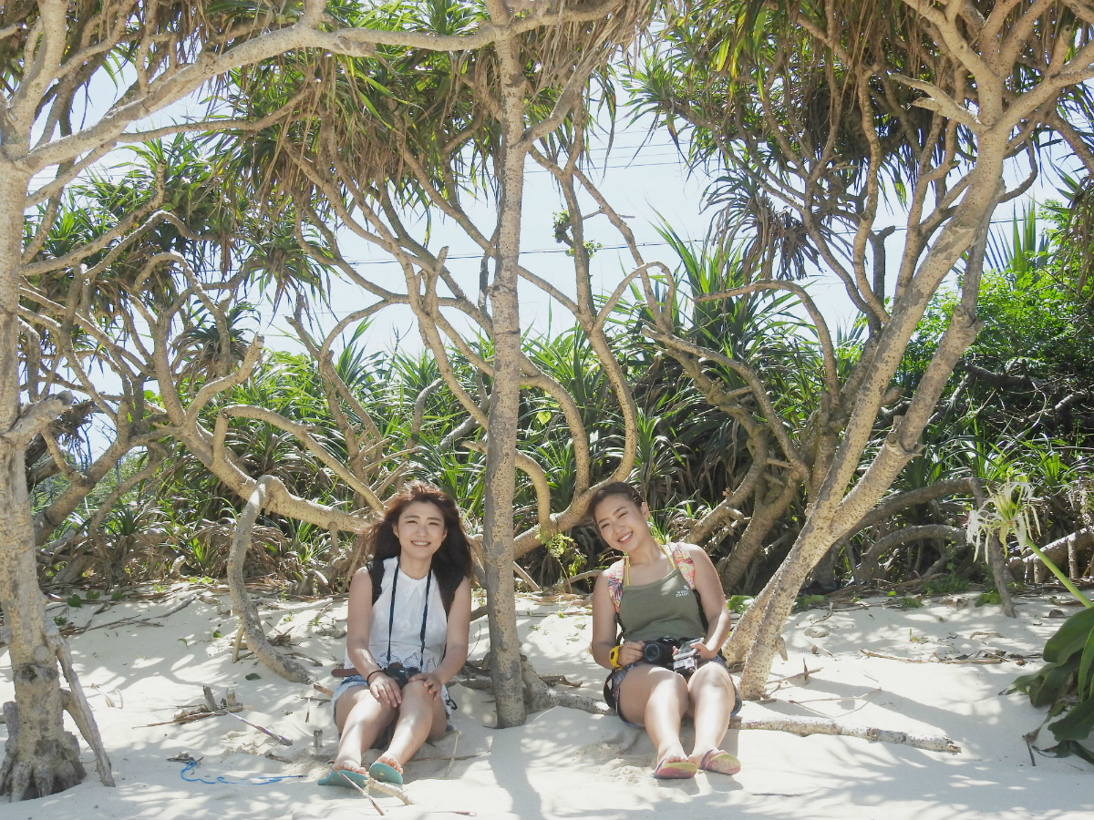 アダンの下で記念撮影