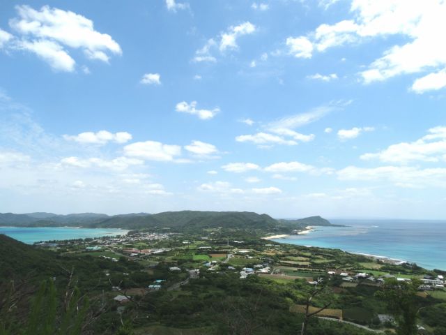 山の頂上から二つの海が見えます。