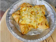 星形のピザを窯で焼いてもらいます。 こんがり焼けて美味しそうですネ!