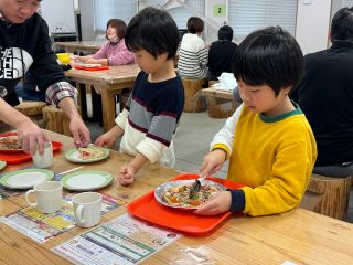 ピザ作りは簡単なので、お子様でも楽しめます!