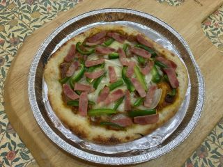 香ばしいカレーソースたっぷりのおいしいピザ!