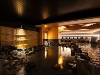 【男性風呂】敷地内に源泉を持つ温泉に癒され、ゆったりとお過ごしください。