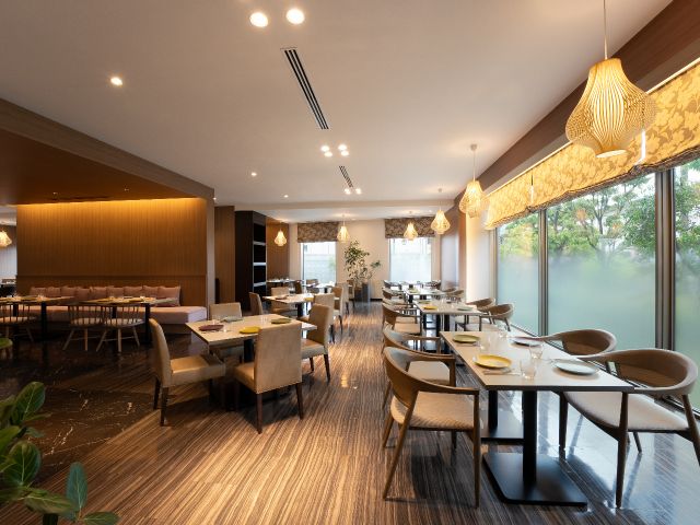 ゆったり広々とした店内で、ビュッフェレストランでのひとときを