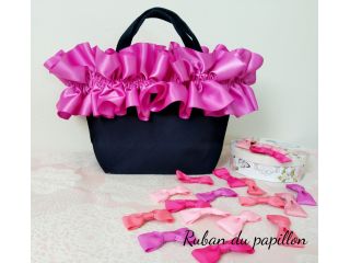 鮮やかなピンクがネイビーバッグに映えます