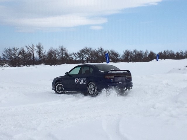 22年1月 冬期限定 雪上ドリフト同乗体験 助手席でプロドライバーの雪上走行を体感 モータースポーツパークサッポロ じゃらん遊び体験