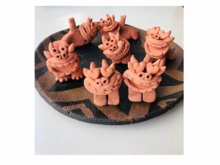 粘土をこねて、自分の好きな形のシーサーを作ろう♪